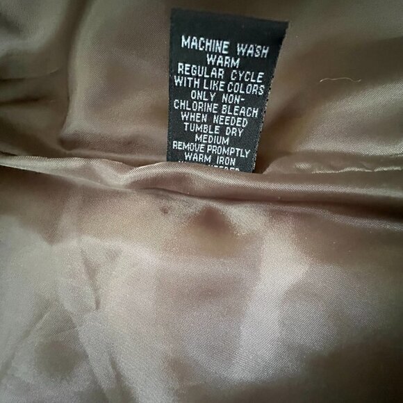 NWOT Women's Sleek Camo Puffer Vest Square Pockets Gold Accents Size Small - Picture 7 of 8